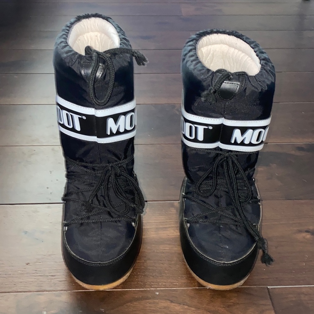 Black moon boots